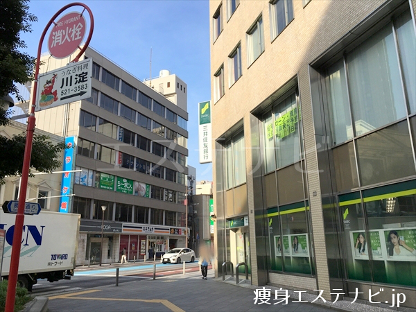 交差点を右折、三井住友銀行あります。