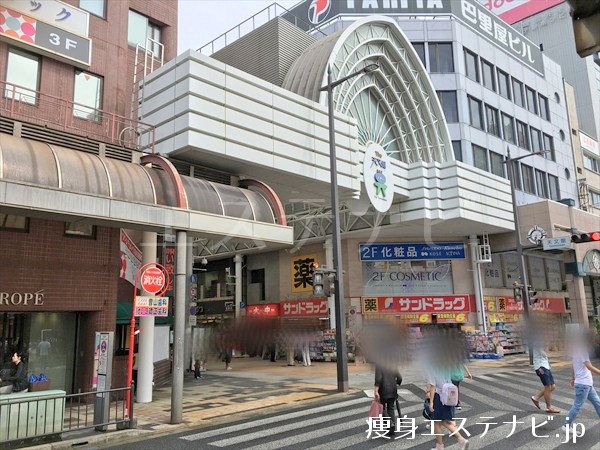 駅前に商店街があります。