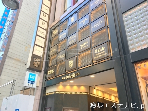 新宿中村屋ビルの入口があります
