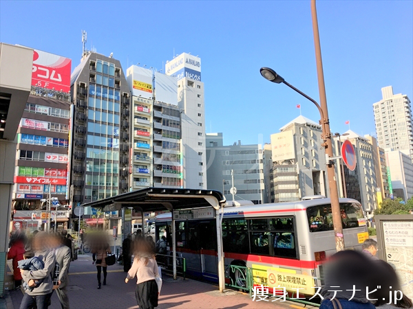 五反田駅前、左手に進みます