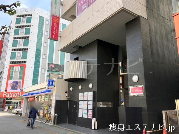 ２分ほど歩くと右手に黒いビルのVORT錦糸町駅前があります
