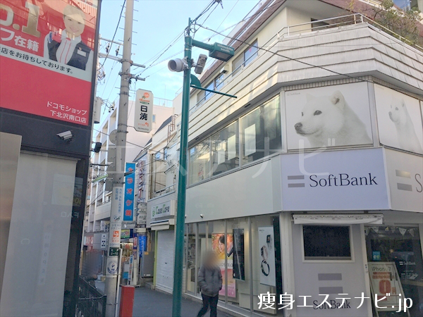 SoftBankショップ手前の道を左に進みます