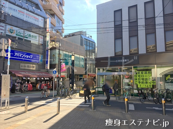 三井住友銀行隣の商店街を直進します