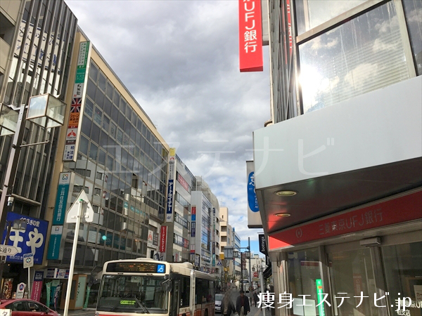 東京三菱UFJ銀行左手の道を直進します