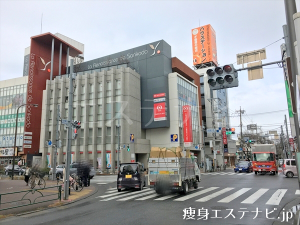 交差点があるので信号を東京三菱UFJ銀行方面に進みます