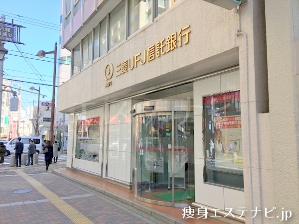 交差点の手前に東京三菱UFJ銀行がある川長ビルがあります