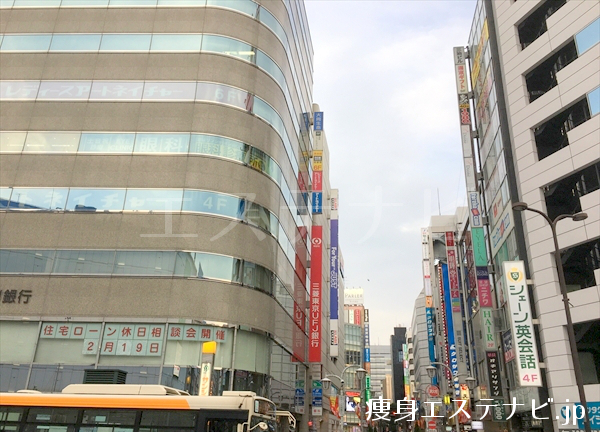 横断歩道を渡り東京三菱UFJ銀行の道を直進します