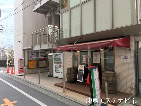 イタリアレストランの奥にKMビルがあり、３階がラバ(LAVA) 藤沢駅前店です。