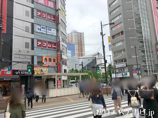 交差点を斜め前の東京芸術劇場 方面に進みます。