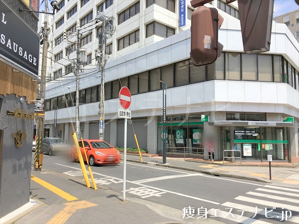 埼玉りそな銀行熊谷駅前支店の手前で左折