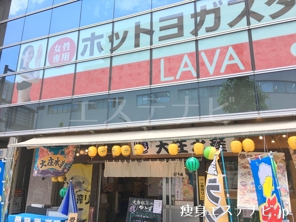 右手にイシイビルがあり２階がラバ(LAVA) 高崎店です。