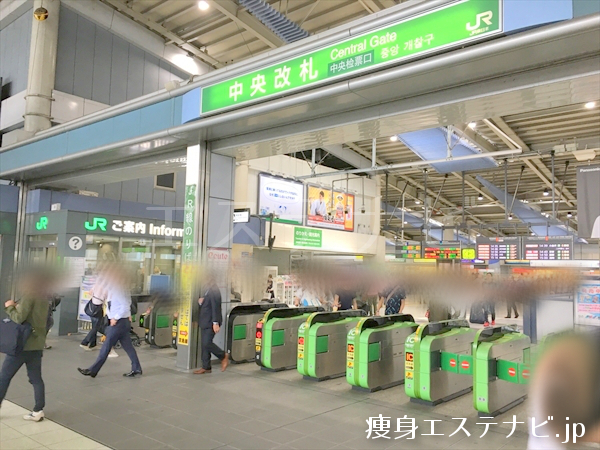 品川駅中央改札を出て左手高輪口へ進みます。