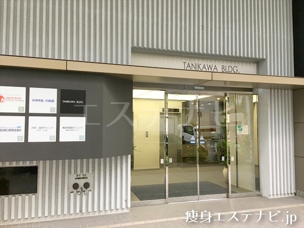 左手に、谷川ビルディングがあり、６階に24／7 ワークアウト 横浜店があります。