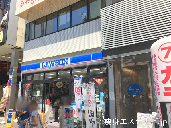 ローソンがある Kウエノビルの３階に24／7 ワークアウト堺東店があります。