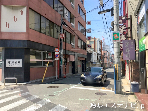 右手にウィークリービルドがあり５０１がシェイプス堺東店です。