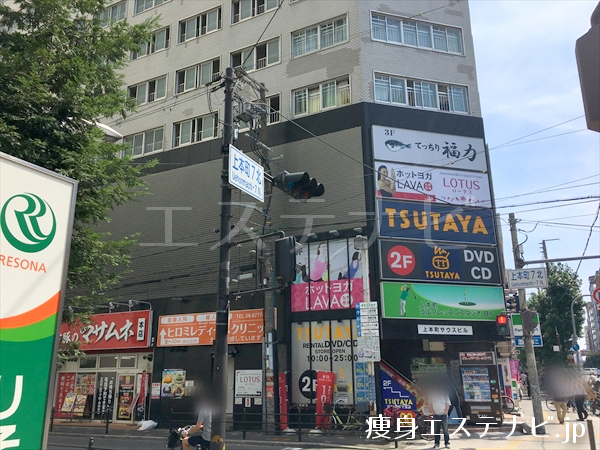 信号の先に上本町サウスビルがあり、３階がラバ(LAVA) 大阪上本町店です。