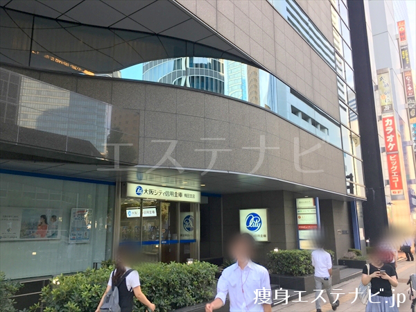 左手に野村不動産西梅田ビルがあり、２階がスリムビューティハウス 梅田総本店です。
