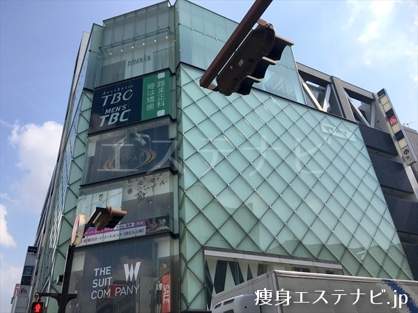 信号の先にWATビルがあり、４階がライザップ(RIZAP) 姫路店です。
