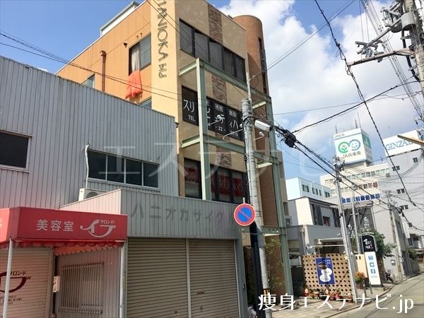 ハニオカビルがあり、３階がスリムビューティハウス 加古川店です。