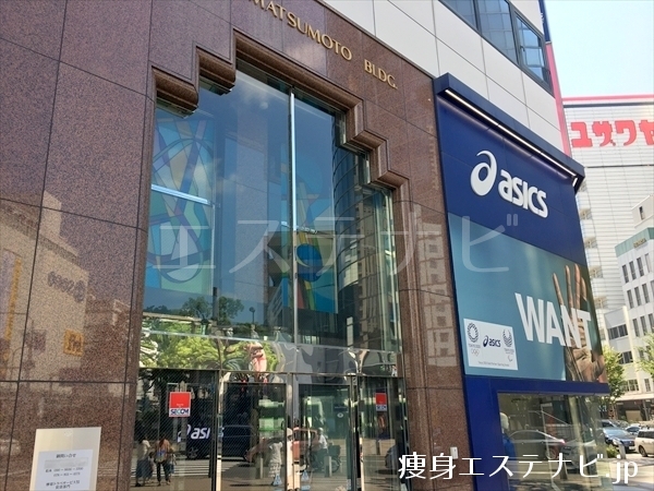 摩耶松本ビルがあり、５階がブリアント 神戸三宮店です。