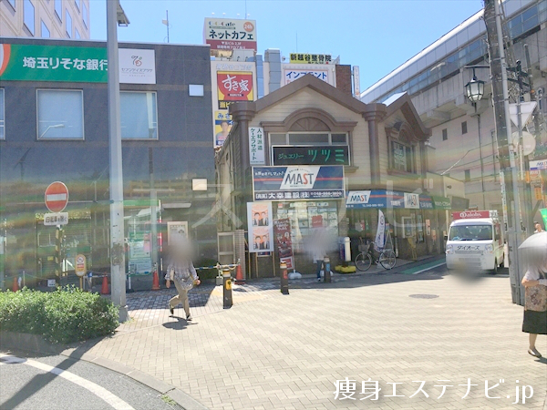 埼玉りそな銀行右手の線路沿いの道を直進します。