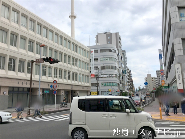左手にユニバーサル南藤沢タワーがあり、904が24／7 Workout 藤沢店です。