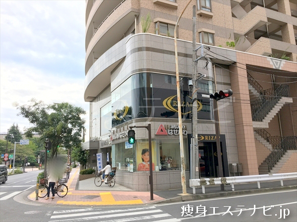 １階がお仏壇のはせがわがあるプロシード藤沢鵠沼があり、２階がライザップ(RIZAP) 藤沢店です。
