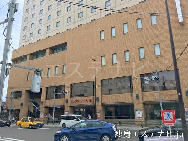道の向かい側に東急REIホテルがあり２階がカルド(CALDO) 吉祥寺店です。